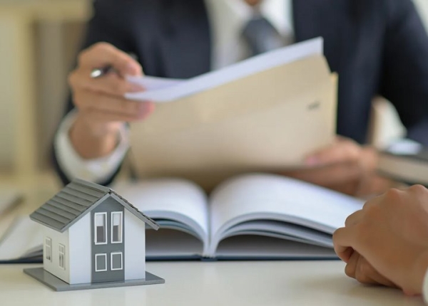 В Минюсте объяснили, когда риелтор не вправе брать деньги с покупателя за услуги