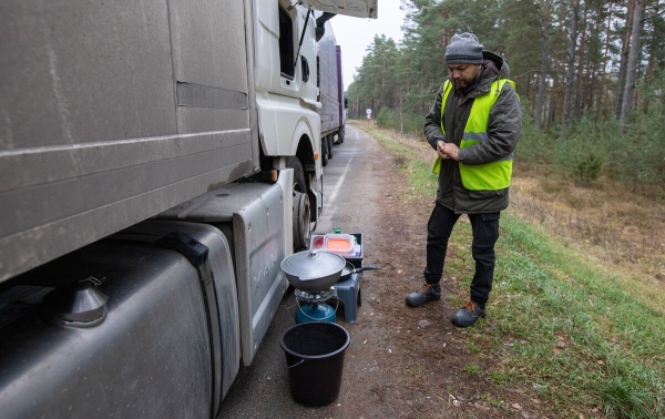 «Ругань здесь обычное дело!» Репортаж с белорусско-литовской границы, где очередь растянулась на неделю «Ругань здесь обычное дело!» Репортаж с белорусско-литовской границы, где очередь растянулась на неделю