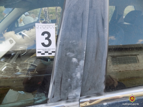 Работник взял Geely директора, чтобы покататься, но «встретился» со стеной