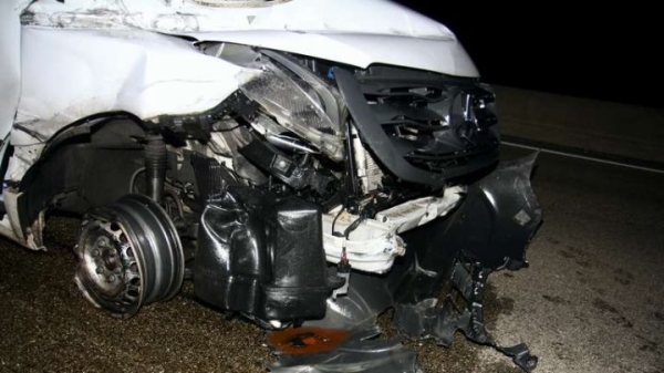 На немецком автобане в топливный бак фуры белоруса врезался микроавтобус. 300 литров дизеля вылилось на трассу На немецком автобане в топливный бак фуры белоруса врезался микроавтобус. 300 литров дизеля вылилось на трассу