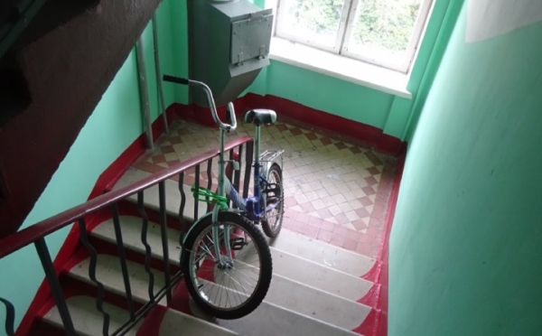 Как поступить, если велосипеды соседей мешают проходу на лестничной клетке