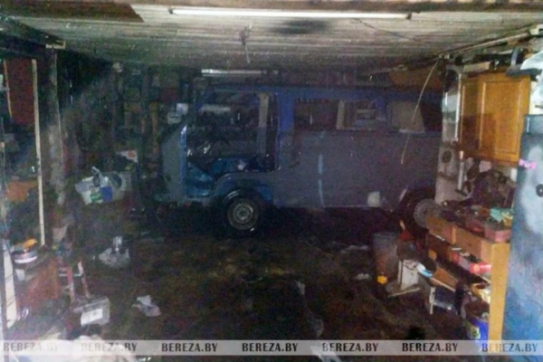 В Березе горел гараж, поврежден автомобиль В Березе горел гараж, поврежден автомобиль