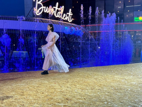 «Водная феерия» - вечерний показ Брестского фестиваля моды и стиля «LookБуг» стартовала на Советской у фонтана «Водная феерия» - вечерний показ Брестского фестиваля моды и стиля «LookБуг» стартовала на Советской у фонтана