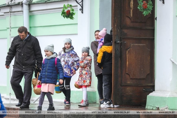 Брестчане идут в храмы, несут пасхальные куличи и крашеные яйца Брестчане идут в храмы, несут пасхальные куличи и крашеные яйца