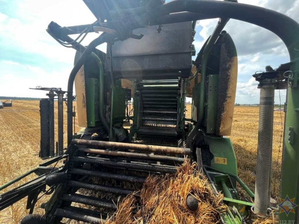 В Пружанском районе горел пресс-подборщик