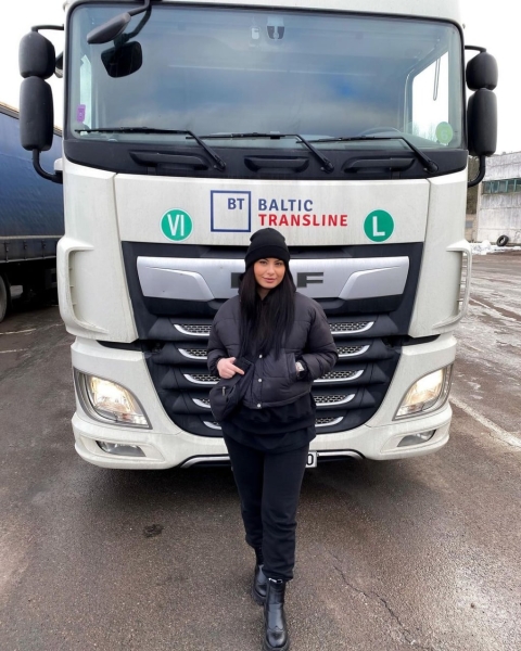 «Красивые девушки тоже идут в дальнобой»: Юлия из Гродно оставила маникюрный бизнес и теперь водит большегруз «Красивые девушки тоже идут в дальнобой»: Юлия из Гродно оставила маникюрный бизнес и теперь водит большегруз