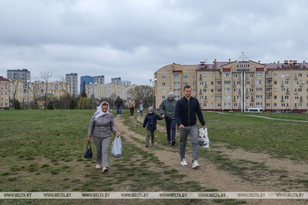 Брестчане идут в храмы, несут пасхальные куличи и крашеные яйца Брестчане идут в храмы, несут пасхальные куличи и крашеные яйца