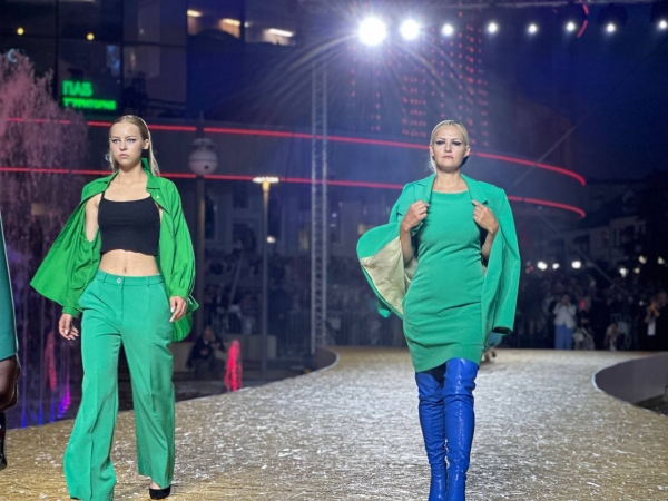 «Водная феерия» - вечерний показ Брестского фестиваля моды и стиля «LookБуг» стартовала на Советской у фонтана «Водная феерия» - вечерний показ Брестского фестиваля моды и стиля «LookБуг» стартовала на Советской у фонтана