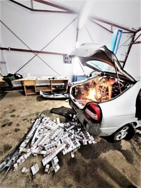 Белорус нашпиговал Kia Shuma сигаретами и поехал через границу, но его план провалился Белорус нашпиговал Kia Shuma сигаретами и поехал через границу, но его план провалился