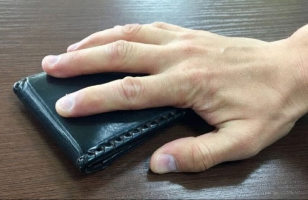 Девушка увидела кошелек на дороге и подняла его. Вот чем это закончилось Девушка увидела кошелек на дороге и подняла его. Вот чем это закончилось