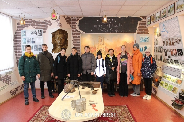 Учащиеся брестской гимназии №1 посетили пограничную заставу «Брест» Учащиеся брестской гимназии №1 посетили пограничную заставу «Брест»