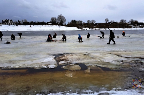 Дрейфовали на льдине: в Беларуси МЧС спасало рыбаков