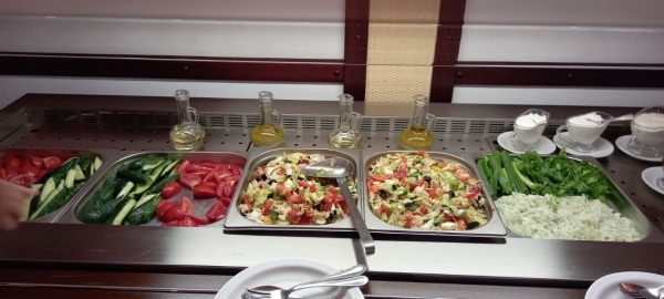 Нагрянули на обед в ресторан гостиницы «Интурист» и посмотрели, чем кормят участников II Игр стран СНГ