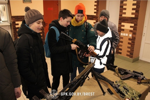 Учащиеся брестской гимназии №1 посетили пограничную заставу «Брест» Учащиеся брестской гимназии №1 посетили пограничную заставу «Брест»