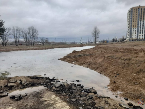 В Минске работники МЧС и очевидцы спасли маленьких девочек из грязевой ловушки В Минске работники МЧС и очевидцы спасли маленьких девочек из грязевой ловушки