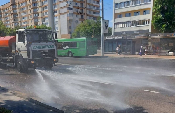 На улицах города охлаждают раскалённый асфальт. Видеофакт