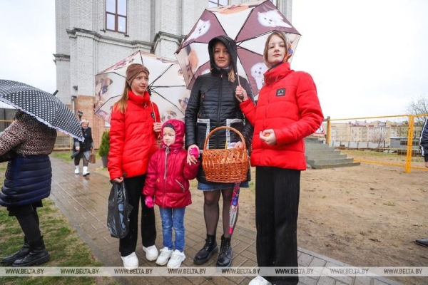 Брестчане идут в храмы, несут пасхальные куличи и крашеные яйца Брестчане идут в храмы, несут пасхальные куличи и крашеные яйца