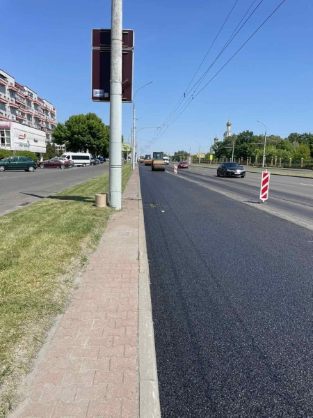 Специалисты Брестского ДЭП осуществляют укладку верхнего слоя асфальтобетонного покрытия ул. Московской Специалисты Брестского ДЭП осуществляют укладку верхнего слоя асфальтобетонного покрытия ул. Московской