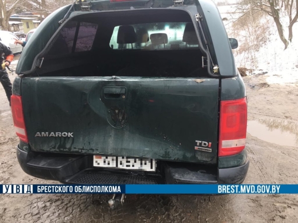 В Бресте на улице ГОБК автомобиль оказался в канале. Смотрите видео, как его доставали В Бресте на улице ГОБК автомобиль оказался в канале. Смотрите видео, как его доставали