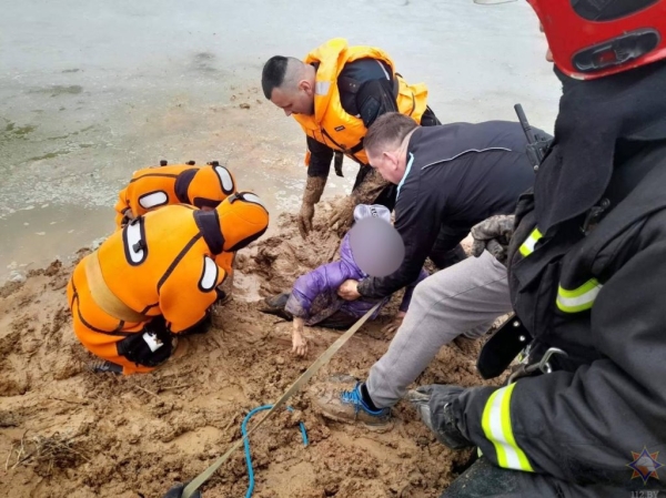 В Минске работники МЧС и очевидцы спасли маленьких девочек из грязевой ловушки В Минске работники МЧС и очевидцы спасли маленьких девочек из грязевой ловушки