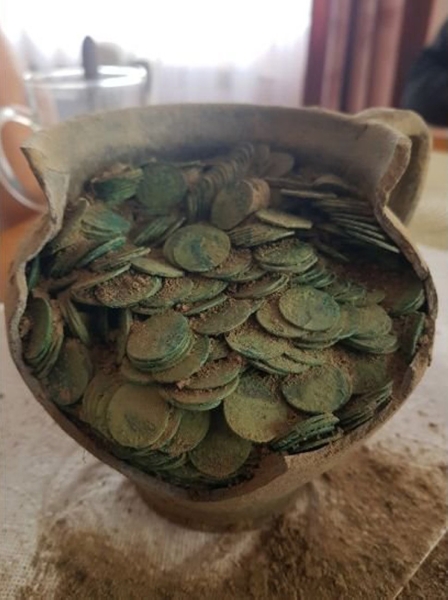 В Польше на ферме нашли клад из тысячи медных монет — им 400 лет В Польше на ферме нашли клад из тысячи медных монет — им 400 лет
