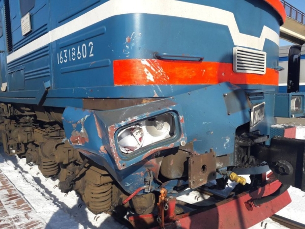 В Беларуси грузовик заглох прямо на ж/д путях. Его разорвало на части после удара локомотива В Беларуси грузовик заглох прямо на ж/д путях. Его разорвало на части после удара локомотива