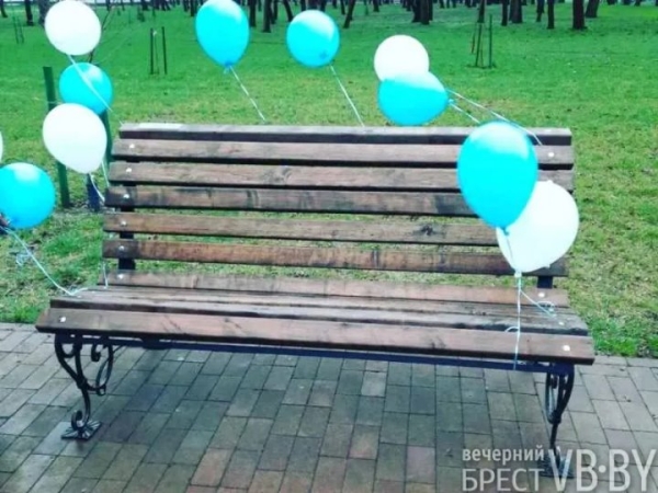 Именную скамейку Ленинского района торжественно открыли в Бресте Именную скамейку Ленинского района торжественно открыли в Бресте